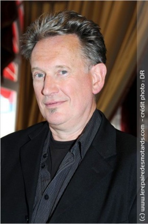 Il aime ciné, rock et moto... Forcément un grand mec ! 