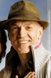Souriant le Bernard et portant plutôt bien le chapeau !