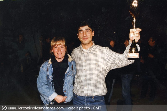 Christophe associe sa Brigitte d'épouse à l'obtention du titre de champion de France Superbike 98, en brandissant son trophée...