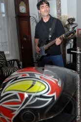 Chez les Guyot, la pendule franc-comtoise côtoie guitare électrique et casque intégral ! 
