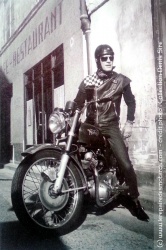Denis période Norton. L'artiste a toujours aimé les motos de caractère !