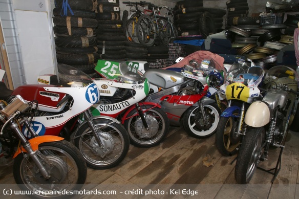 Les 46 motos de la collections sont stockées dans l'atelier de la région parisienne