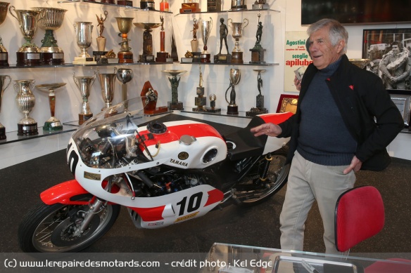 Agostini et la Yamaha TZ750 OW31 avec laquelle il a remporté la Daytona 200