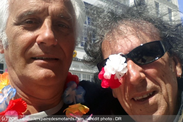 Le selfie qui tue : Alain et Michel savent le dire avec des fleurs !