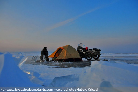 tente sur le lac Baïkal au sud de la Sibérie, en Russie orientale