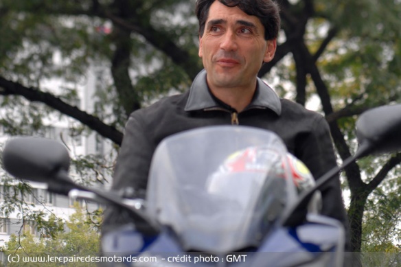 En exercice quotidien : chaque jour un petit tour à moto !