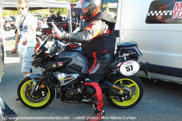 Pilote Serge Martin et la MT-10 au départ du Moto Tour