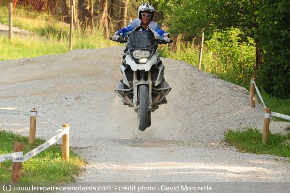 Décollage de BMW 1200 GS sur la piste