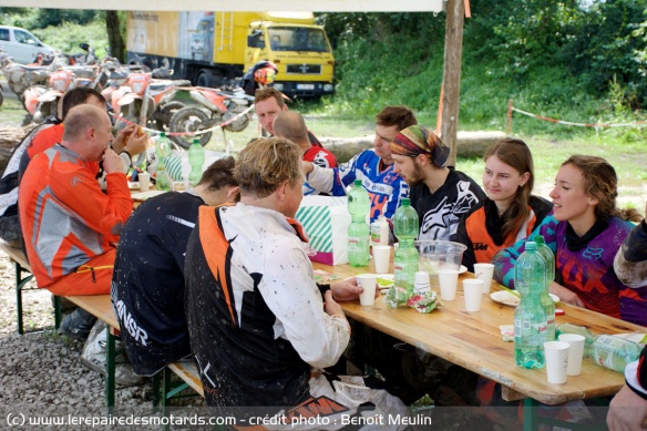 Expérience : un poireau s'initie à l'enduro, des moments de repos et de convivialité