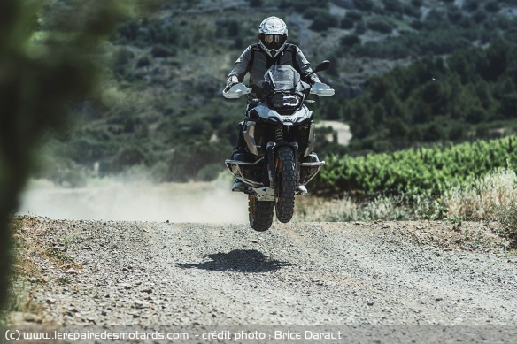 Oui, on peut faire des sauts en BMW 1250 GS