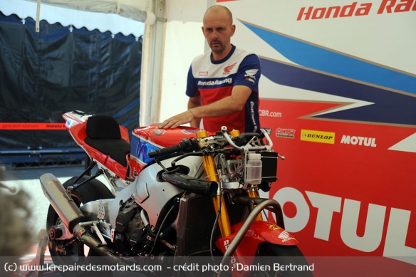Dans le stand du team officiel Honda