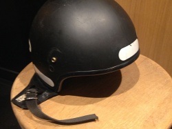 Le casque jet sans visière et aux attaches brisées