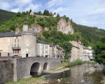Meyrueis avec sa tour de l'horloge et la chapelle sur les hauteurs (c) J. Mossot