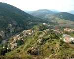 Vue sur le village de Laroque-de-Fa (c) Serbus