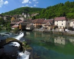 Vue sur le village de Lods (c) Cjulien21