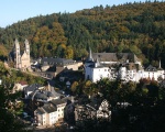 Vue de Clervaux, son glise et son chteau (c) Jean-Pol Grandmont