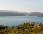 Le village de Sainte-Croix et le lac