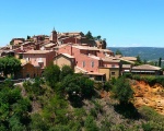 Vue sur le village de Roussillon (c) Hawobo