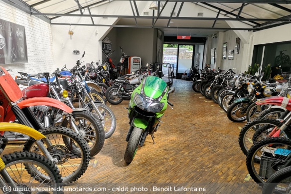 La moto sur sa béquille latérale