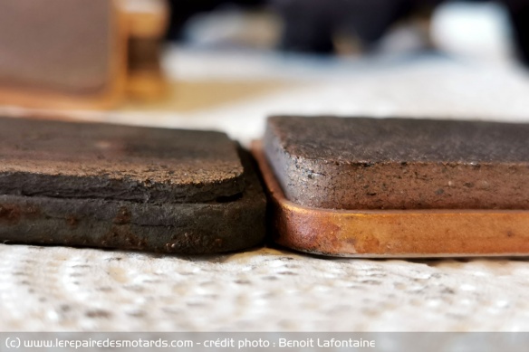 A gauche, plaquette usée. A droite plaquette neuve