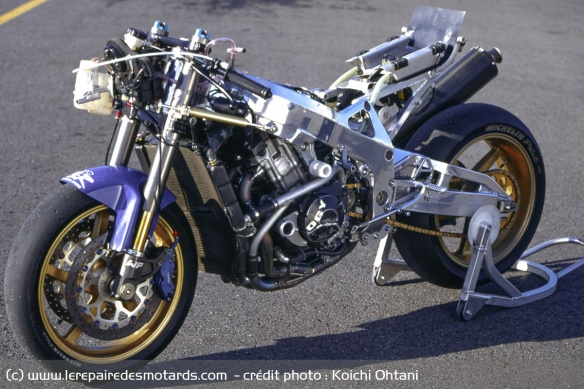 L'AC90M est dérivée de la Honda CBR900RR de 1998