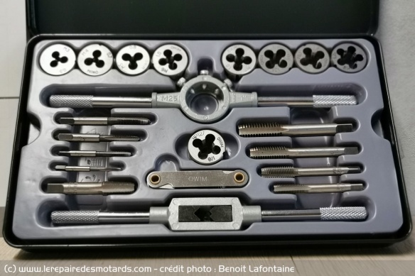 Un kit avec tout pour tarauder et fileter