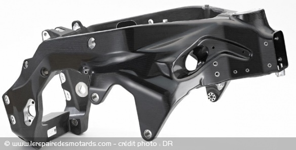 le cadre carbone définitif de la BMW HP4