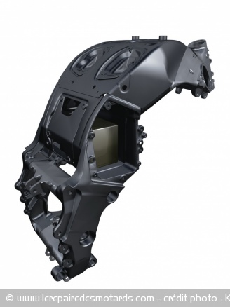 Cadre coque KAWASAKI 1400 ZZR faisant office de boîte à air et de bac à batterie