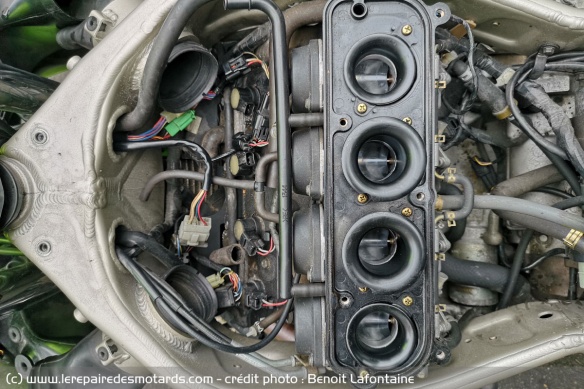 4 carburateurs sur une rampe sur un quatre cylindres