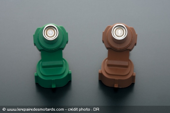 pour une meilleure atomisation du carburant, on a augmenté le nombre de trous des injecteurs sur la Suzuki GSX-S 750. à droite les marrons de la GSR avaient 8 trous, les verts de la GSX-S ont 10 trous