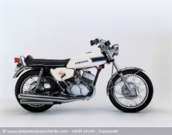 la Kawasaki 500 H1 de 1969, premier trois cylindres 2 temps de la gamme Kawasaki