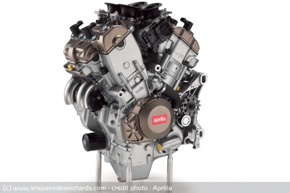 Ouvert à 65°, le V4 Aprilia affiche une étroitesse et une compacité incroyable pour un 1000 cm3. Dans sa dernière version 1100 cm3 RSV4 X, il annonce 225 ch, au lieu de 180 à 12500 tr/mn à sa sortie en 2010.