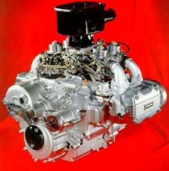 En 1975 Honda débarque avec une moto inattendue : La 1000 Goldwing propulsée par un quatre cylindres à plat. Il sera ensuite porté à 1100 cm3. Ensuite le concept sera décliné en 6 cylindres...
