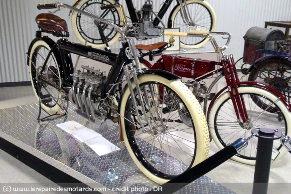 Non la Honda CB 750 n'est pas le premier 4 cylindres en ligne de la production. Le 4 cylindres 630 cm3 de cette Pierce 1910 développait 7 ch qui la propulsaient déjà à 88 km/h. Elle disposait d'une boîte deux vitesses et d'un embrayage multidisques.