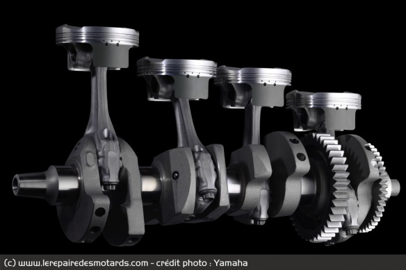 Avec son calage à 90°, le vilebrequin de la R1 adopte un comportement de V4 ouvert à 90°, qui lui donne une réponse plus progressive à l'ouverture des gaz. Chez Ducati, on utilise le même procédé avec un V ouvert à 90°, mais un vilebrequin qui ramène le c
