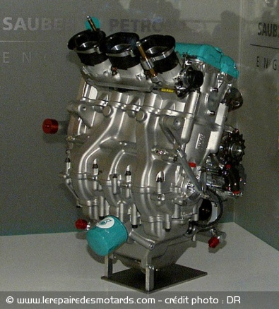 le moteur Sauber Petronas avec sa culasse retournée et ses cylindres basculés vers l'arrière.