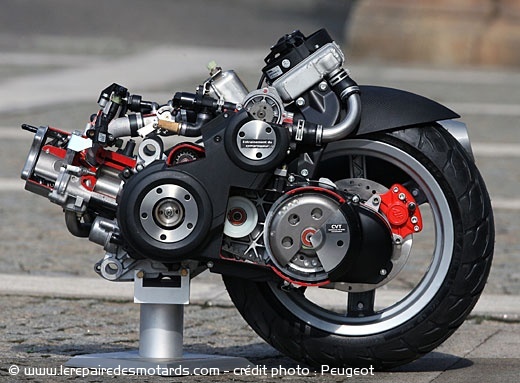 le groupe moto propulseur du scoorter Peugeot avec son compresseur mécanique. Il conférait au 125 un couple proche d'un 250... et un appétit féroce.