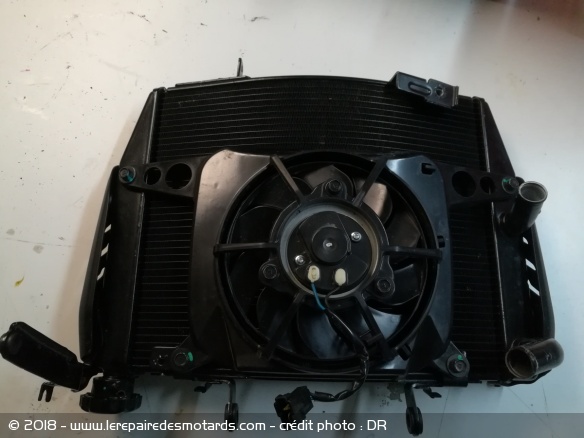 Branché sur le thermostat, le ventilateur est fixé au plus près du radiateur