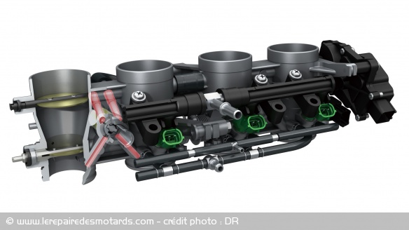 rampe d'injection de Suzuki GSX-S 750. Système à double papillon avec By-pass de régulation du ralenti en rouge.