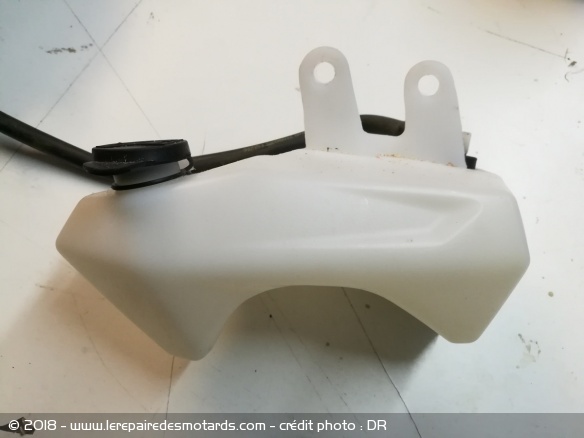 relié au radiateur, le vase d'expansion sert de trop plein, ou alimente le circuit de refroidissement en cas de besoin