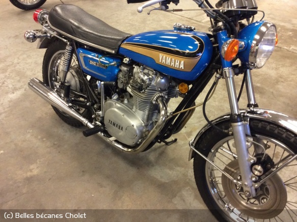 Le bicylindre parallèle est une spécialité anglaise. La preuve cette Yamaha XS 650 (!) des années 70 dont l'architecture copiait au plus près les moteurs britanniques, en y ajoutant, une distribution par arbre à cames en tête.
