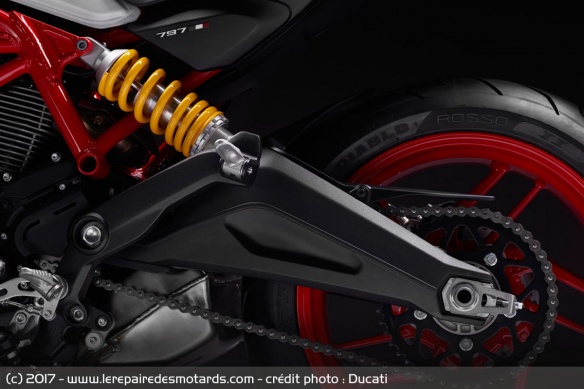 Le bras oscillant en fonte d'aluminium vient dynamiser l'arrirèe du roadster