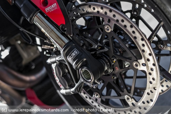 Le Monster R hérite d'étriers Brembo M50 monoblocs