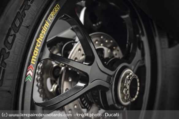 La 1200 R se pare de sublimes jantes Marchesini