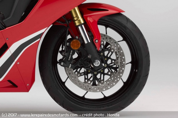 La CBR reçoit deux étriers radiaux 4 pistons à l'avant
