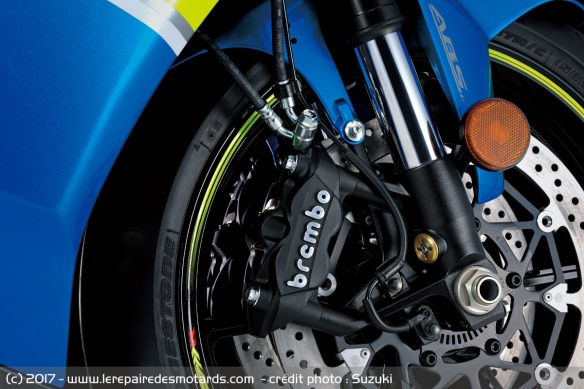 La GSX-R reçoit des étriers radiaux Brembo monobloc à 4 pistons