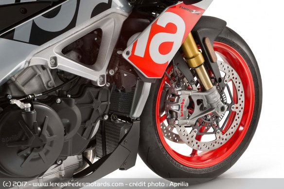 Des étriers Brembo Monobloc M50 freinent l'avant