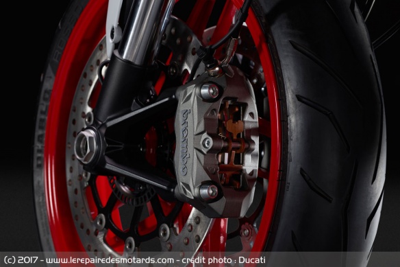 Les deux grands disques avant sont pincés par des étriers Brembo Monobloc M4.32 radiaux
