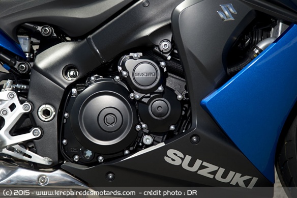 Le 4 cylindre en ligne de 999 cm3 de la GSX-S 1000 F délivre jusqu'à 160 chevaux