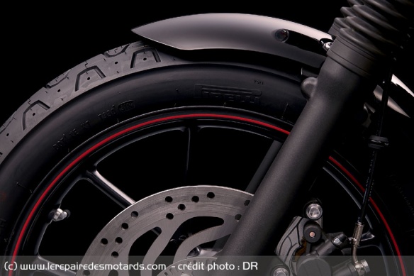 La Street Twin est chaussée en Pirelli Phantom Sportscomp
